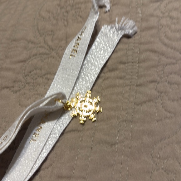 CHANEL Gold Snowflake Charm Necklace - Picture 4 of 4